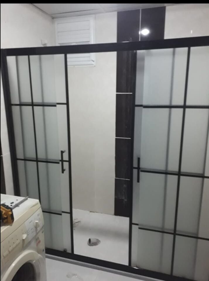 KARE DUVAR ARASI KAROLAJ KOMPLE BUZLU 5 MM TEMPERLİ CAM DUŞAKABİN – 190 CM SİYAH PROFİL