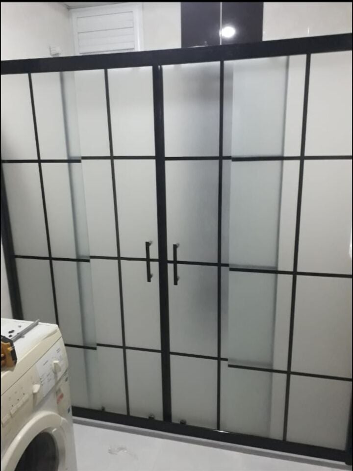 KARE DUVAR ARASI KAROLAJ KOMPLE BUZLU 5 MM TEMPERLİ CAM DUŞAKABİN – 190 CM SİYAH PROFİL