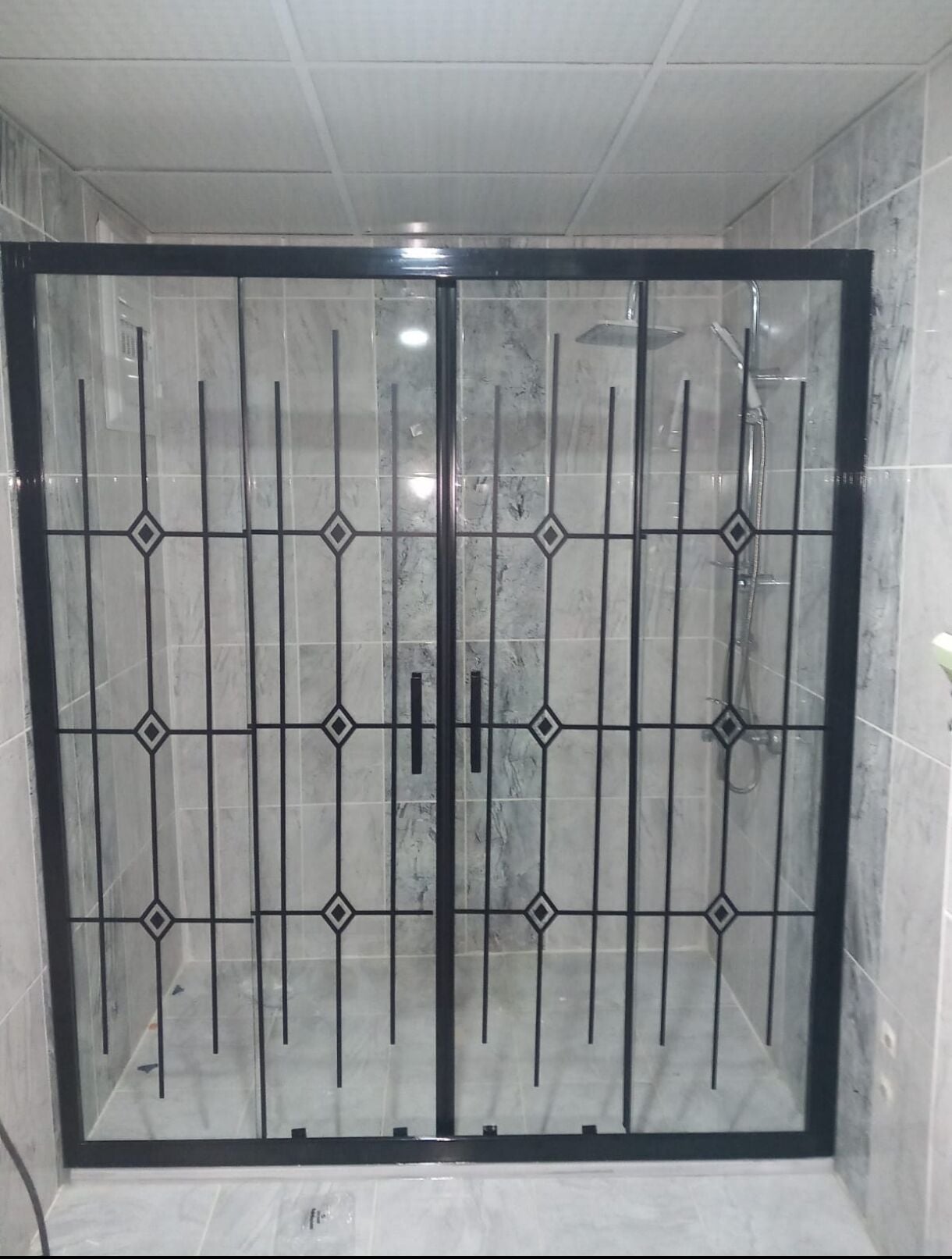 KARE DUVAR ARASI BAKLAVA DİLİM KAROLAJ 5 MM TEMPERLİ CAM DUŞAKABİN – 190 CM SİYAH PROFİL