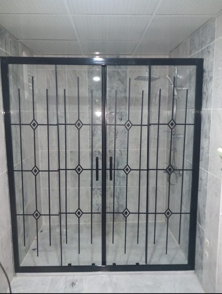 KARE DUVAR ARASI BAKLAVA DİLİM KAROLAJ 5 MM TEMPERLİ CAM DUŞAKABİN – 190 CM SİYAH PROFİL