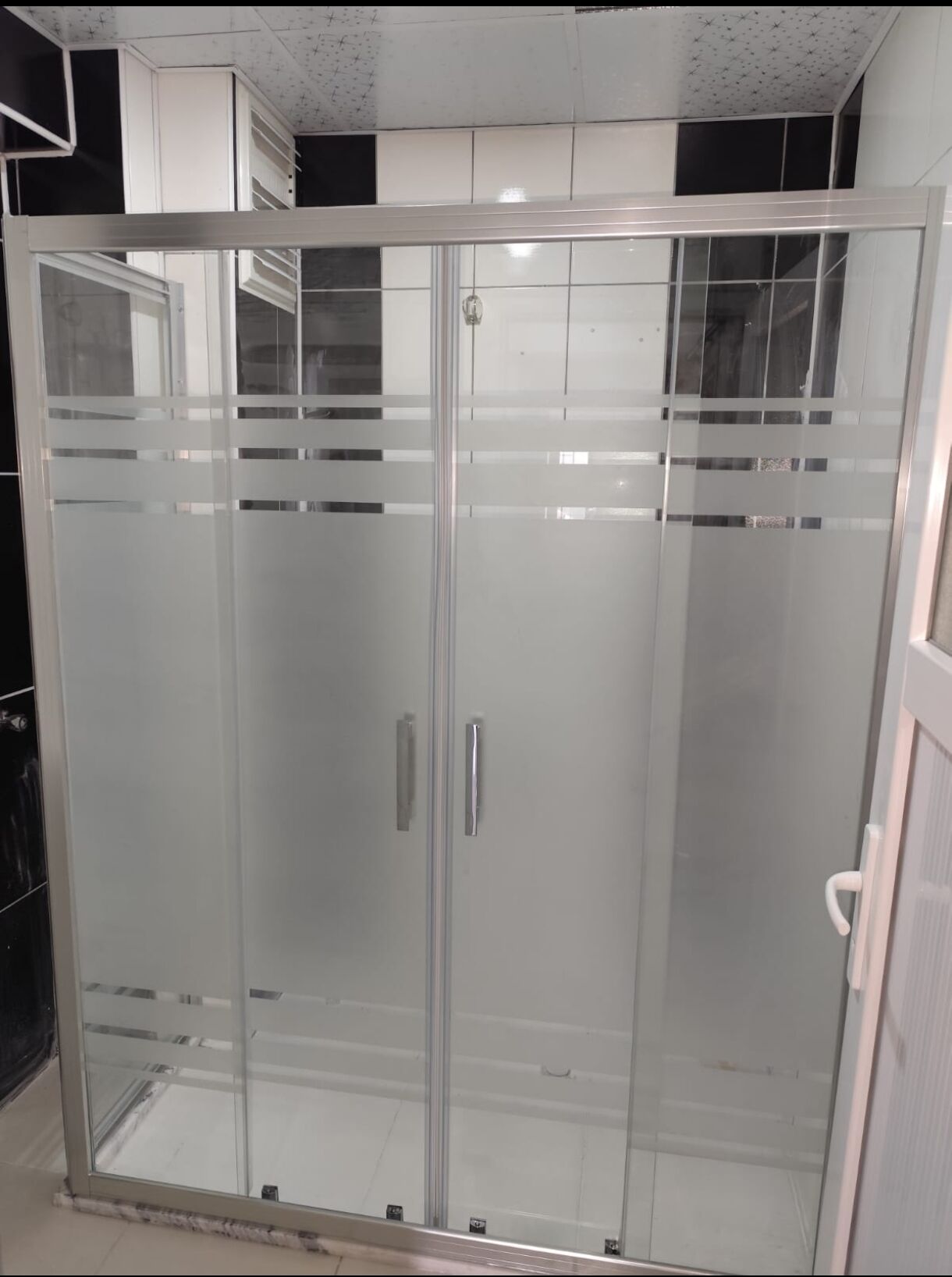 BURSA SATIŞ | DUVAR ARASI ORTA KUMLAMA DESENLİ 5 MM TEMPERLİ CAM DUŞAKABİN – 190 CM KROM PARLAK PROFİL