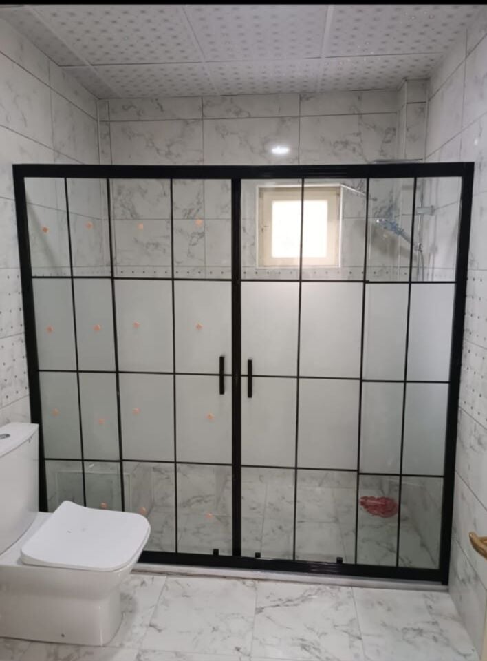 BURSA DUVAR ARASI ORTA DESENLİ 5 MM TEMPERLİ CAM DUŞAKABİN – 190 CM SİYAH PROFİL