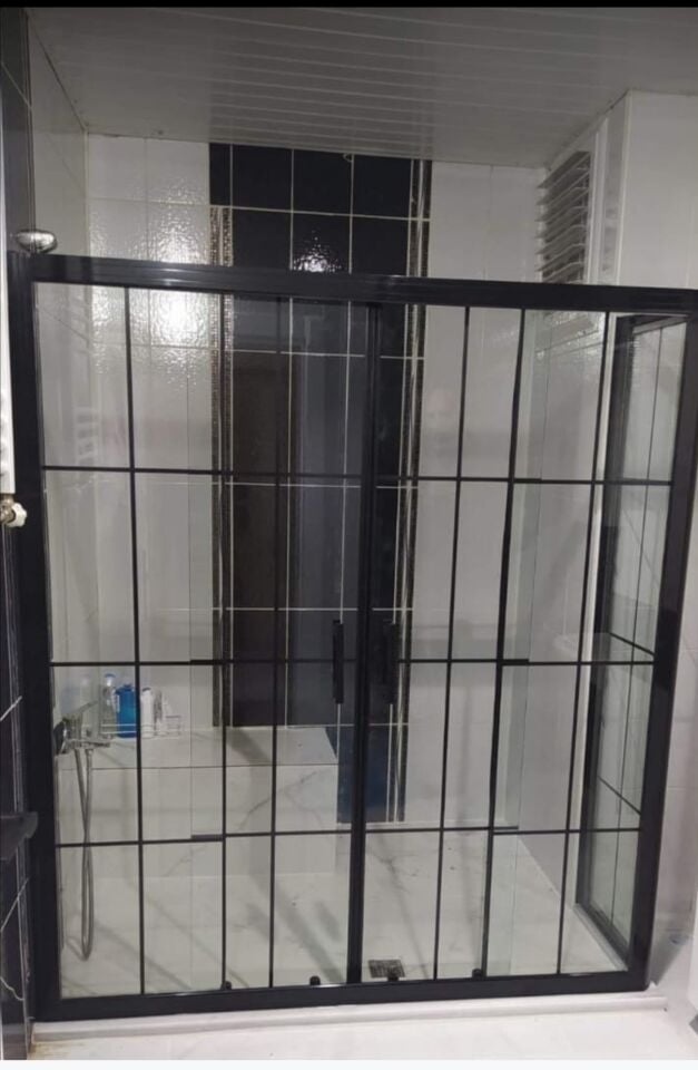 BURSA DUVAR ARASI KARE KAROLAJ 5 MM TEMPERLİ CAM DUŞAKABİN – 190 CM SİYAH PROFİL